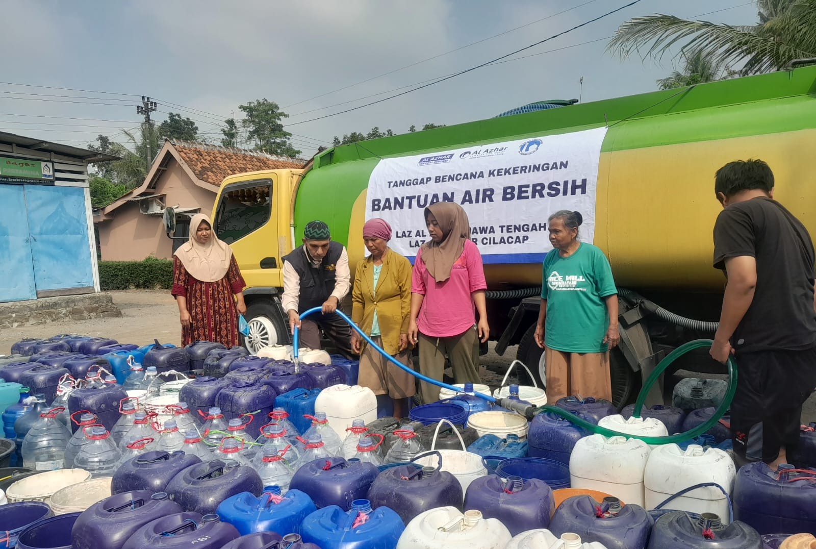 Kekeringan Melanda, LAZ Al Azhar Distribusikan 8.000 Liter Air Bersih di Cilacap